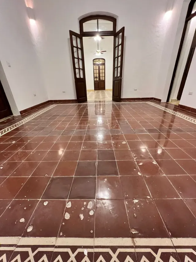 Estancia amplia con piso rojo pulido