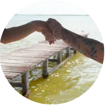 Manos entrelazadas sobre un muelle