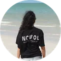 Integrante de Noyol frente al mar