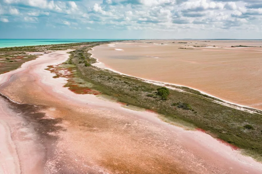 Costa de Chelem con la laguna rosada al fondo