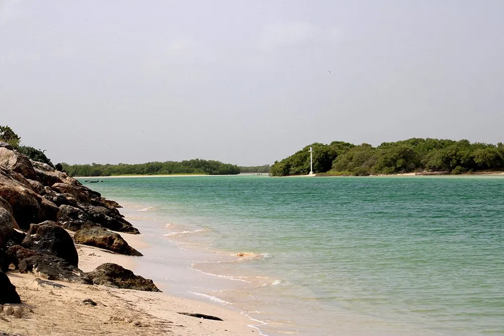 Playa de agua turquesa con rocas en la orilla
