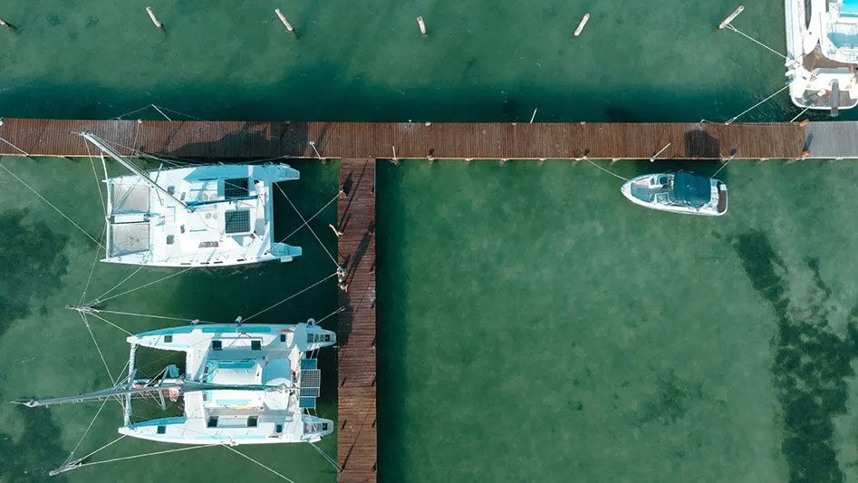 Muelle con catamaranes en el Puerto de Abrigo, visto desde el aire