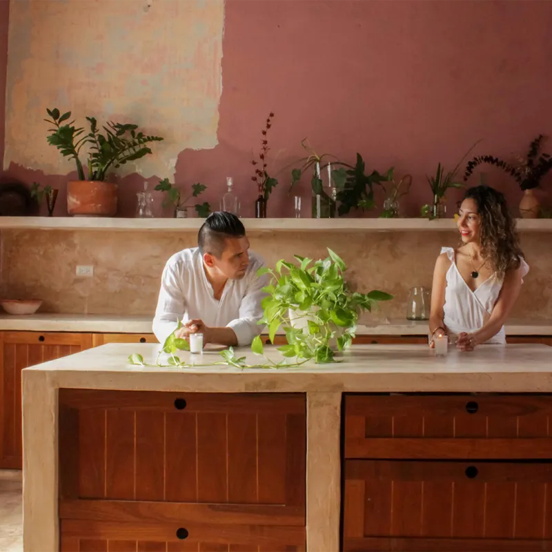 Cocina de hacienda con plantas