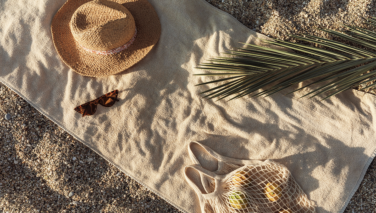 Sombrero y gafas sobre arena