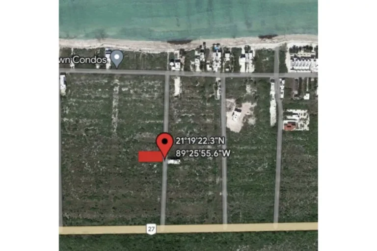 Mapa satelital con un pin y una flecha roja junto a una calle, entre la costa y la carretera 27.