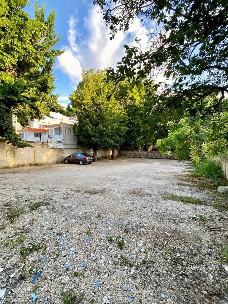 Propiedad con amplio terreno dentro de la ciudad, Mérida, Yucatán